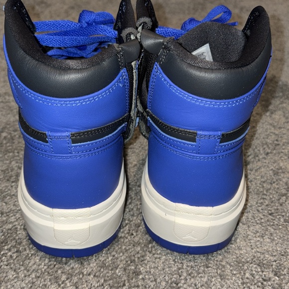 Women’s Jordan Elevate Blue size 9